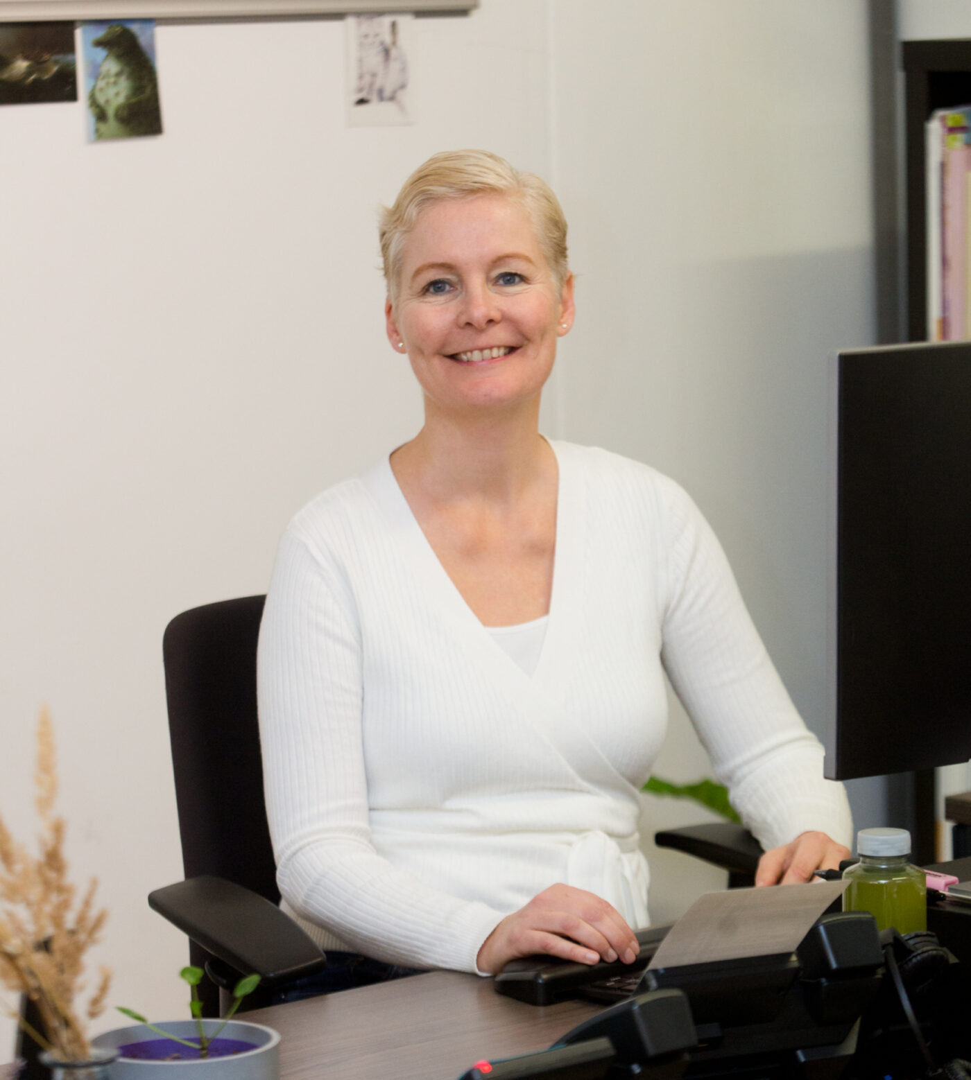 Pamela personeelslid op een bureaustoel