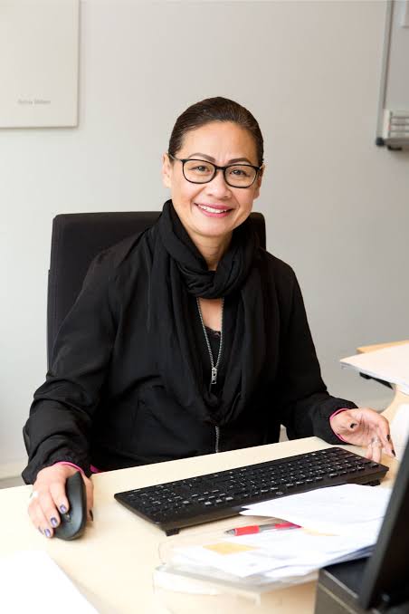 Lachende Anja personeelslid administratie achter haar bureau