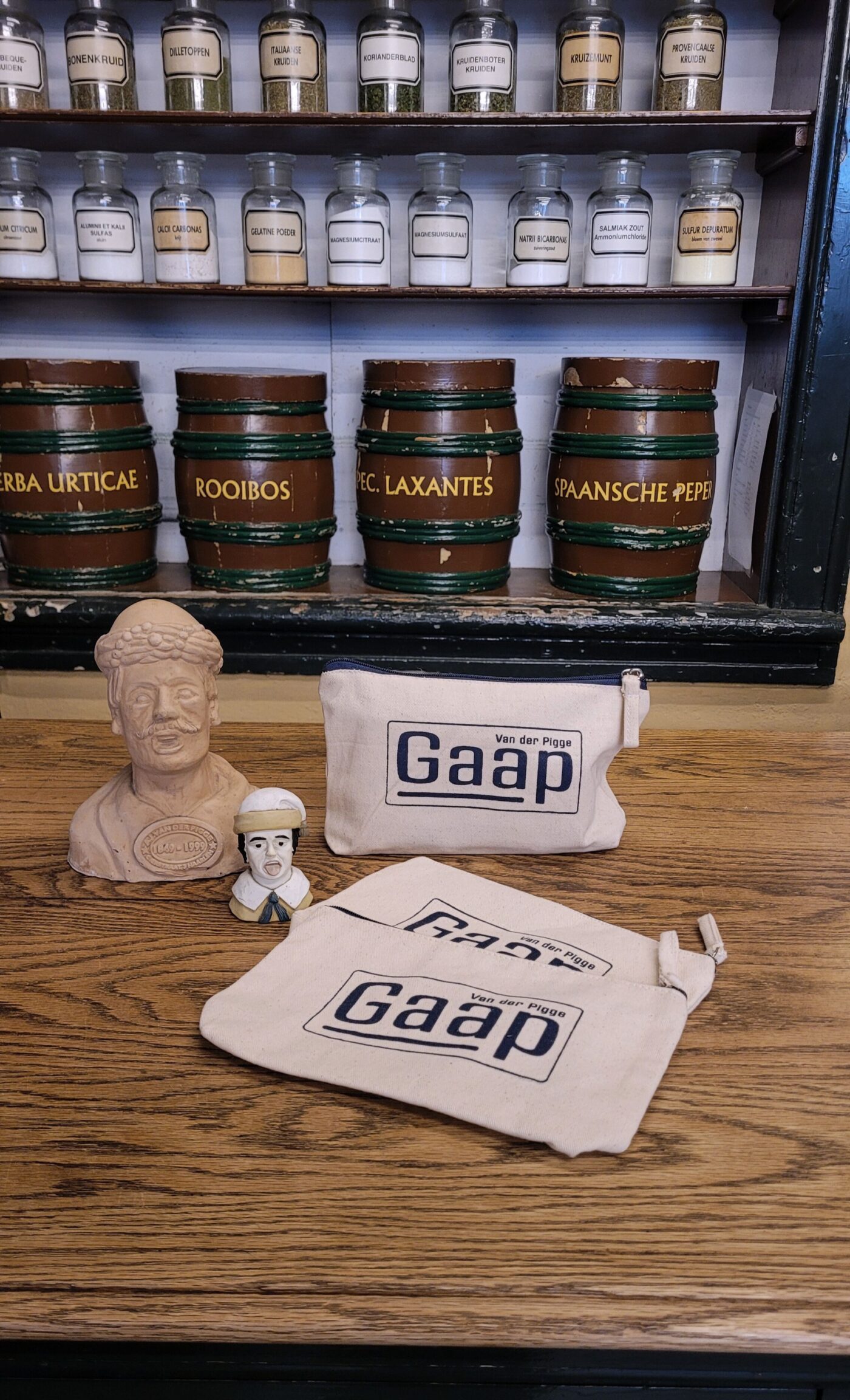 gaap katoenen etui naturel met blauwe rits met gapers en houten ondergrond