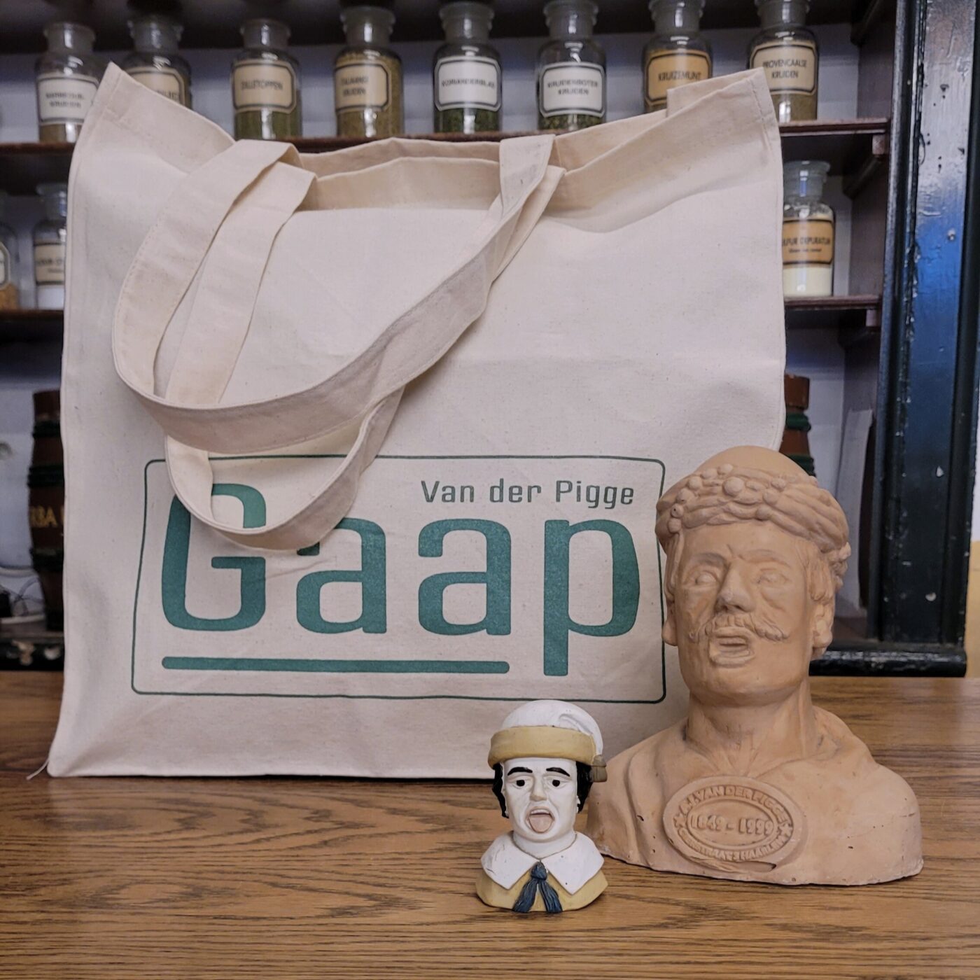 gaap katoenen boodschappentas met gaap in lichtgroen erop geschreven. met gapers ter decoratie op houten ondergrond