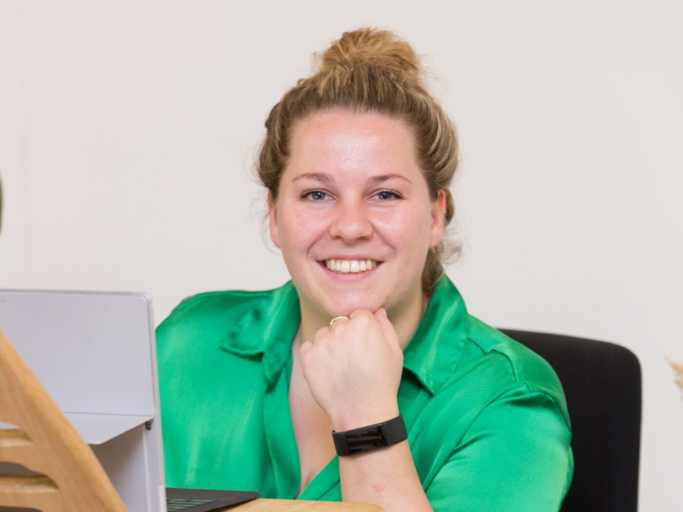 lachende Valery personeelslid achter haar bureau