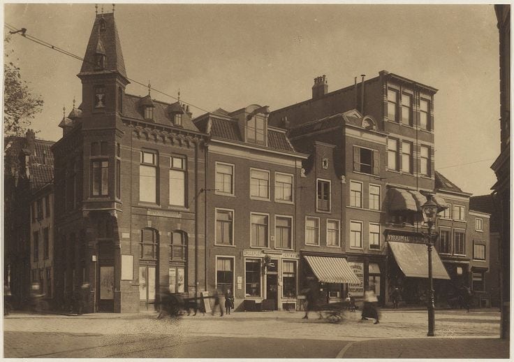 drogist van der pigge oude archieffoto waarbij de bouw van het grote v en d gebouw nog niet heeft plaatsgevonden.