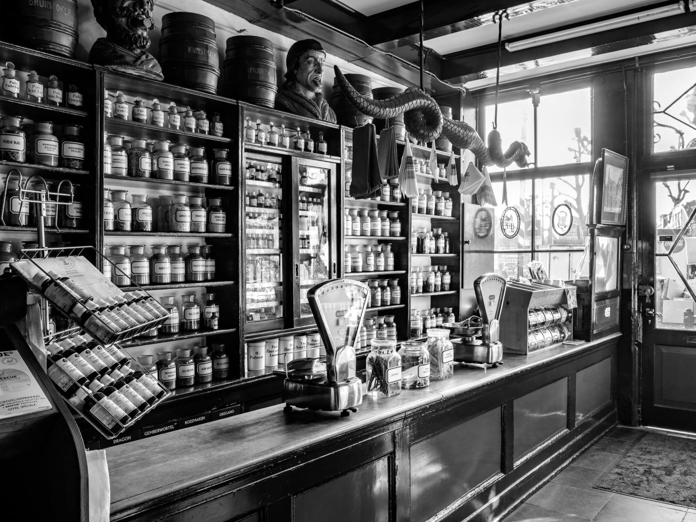 zwart-wit interieur foto winkel van der pigge aanzicht raam en stopflessen en toonbank