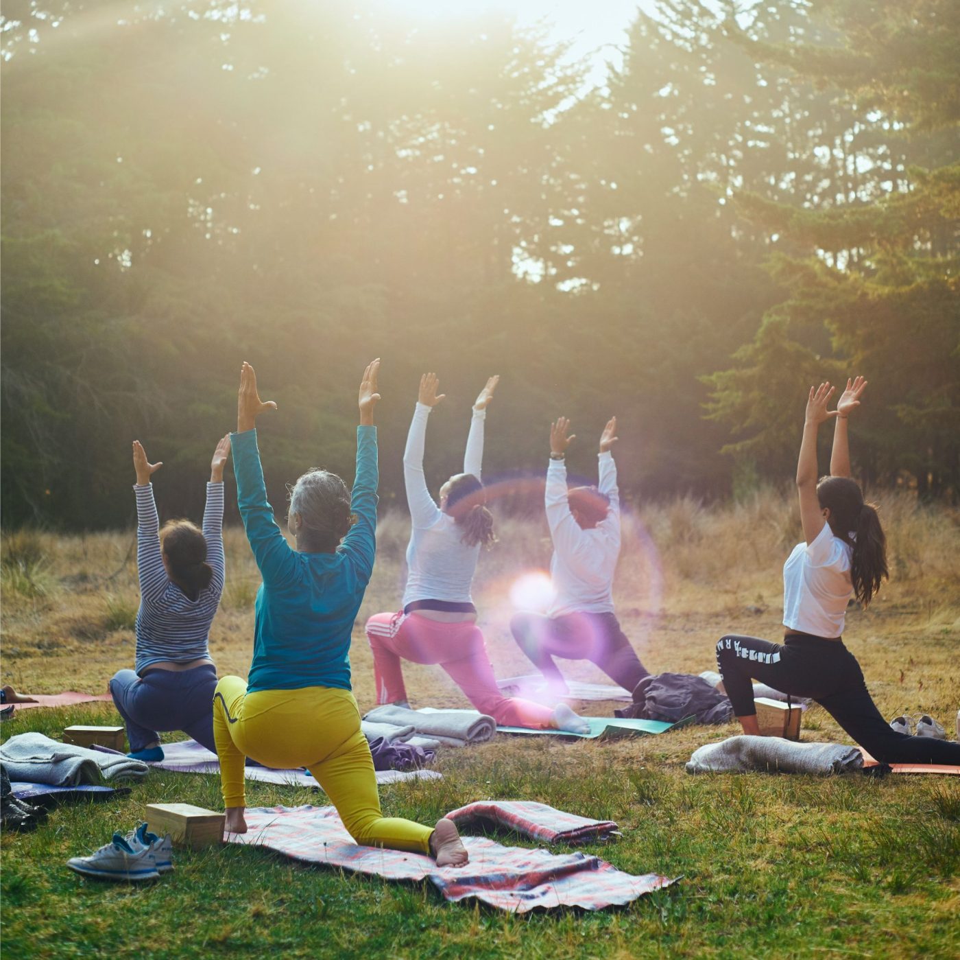 e-book soepel bewegen en gezonde gewrichten dames in het zonlicht doen yoga op een grasveld