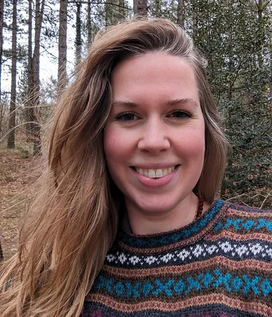 natuurgeneeskundige wandeling met Roseline lachend in het bos