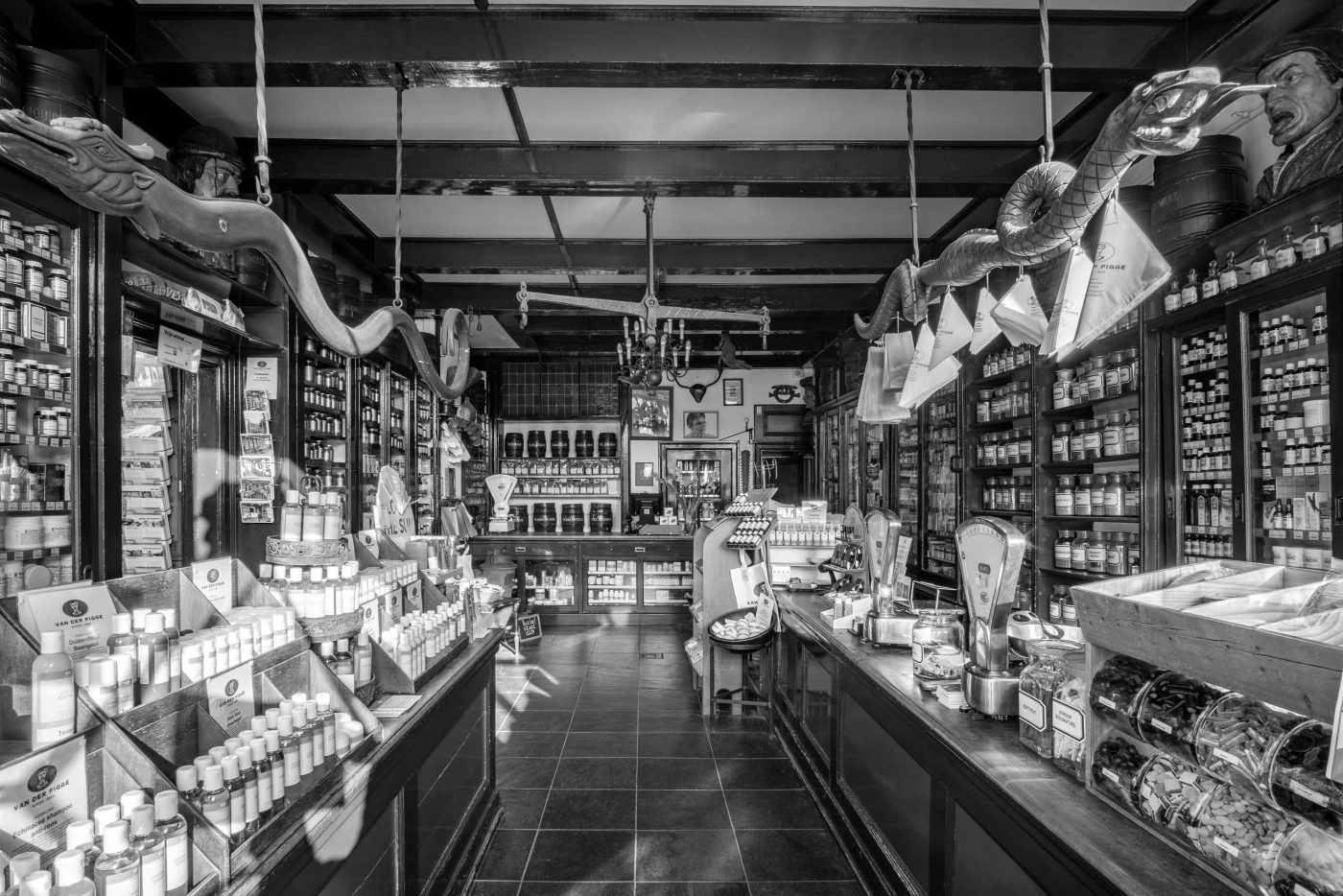 zwart wit aangezichtsfoto van de winkel van der pigge bij binnenkomst