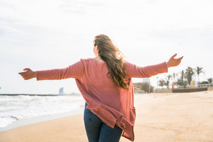 overgewicht groeiend probleem vrouw op strand mooie en vrolijke plus size jonge vrouw buitenshuis - behoorlijk overgewicht bochtige vrouw, concepten over vrouwelijkheid, vrouwenkracht, vrouwelijke emancipatie, lichaamspositiviteit en lichaamsacceptatie