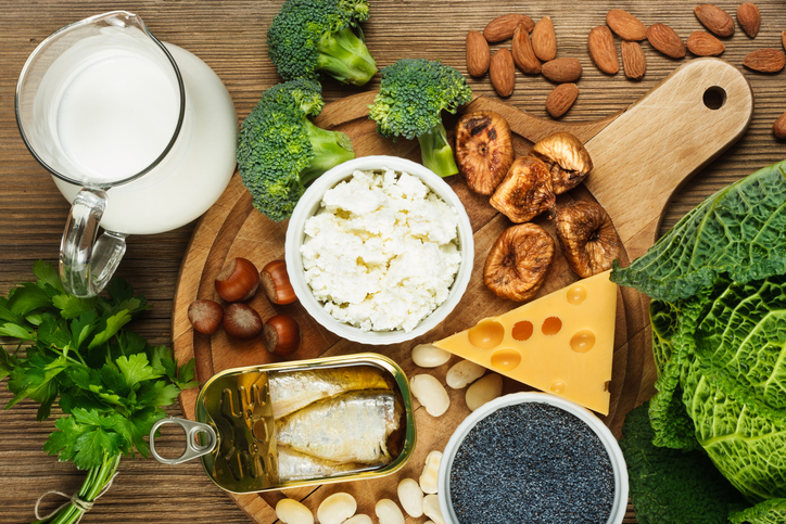 Voedingsmiddelen die rijk zijn aan calcium, zoals sardines, bonen, gedroogde vijgen, amandelen, kwark, hazelnoten, peterseliebladeren, blauw maanzaad, broccoli, Italiaanse kool, kaas, melk