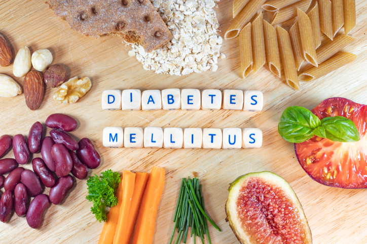 diabetes type 2 diabetes mellitus letters met voeding met weinig suiker, veel vezels en eiwitrijk zoals wortels en bonen voedsel