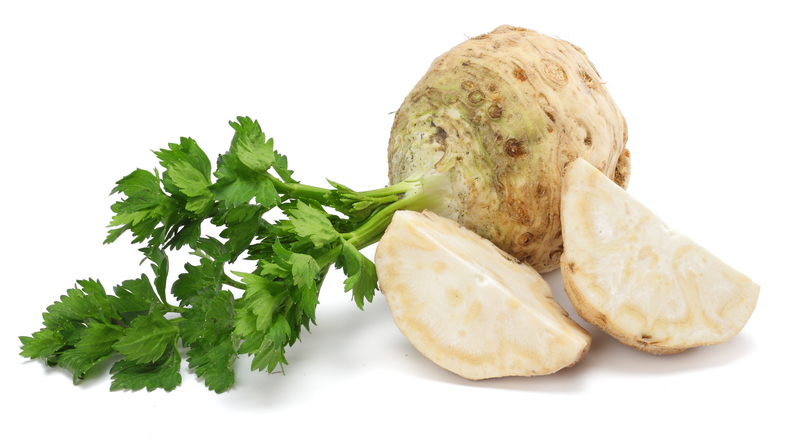 knolselderij met blad geïsoleerd op een witte achtergrond. Selderij geïsoleerd op wit. Gezond eten