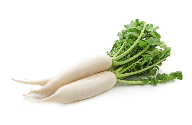 witte grote rammenassen ook wel daikon op een witte achtergrond
