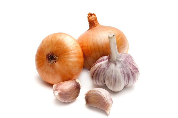2 uien en knoflook op een witte achtergrond