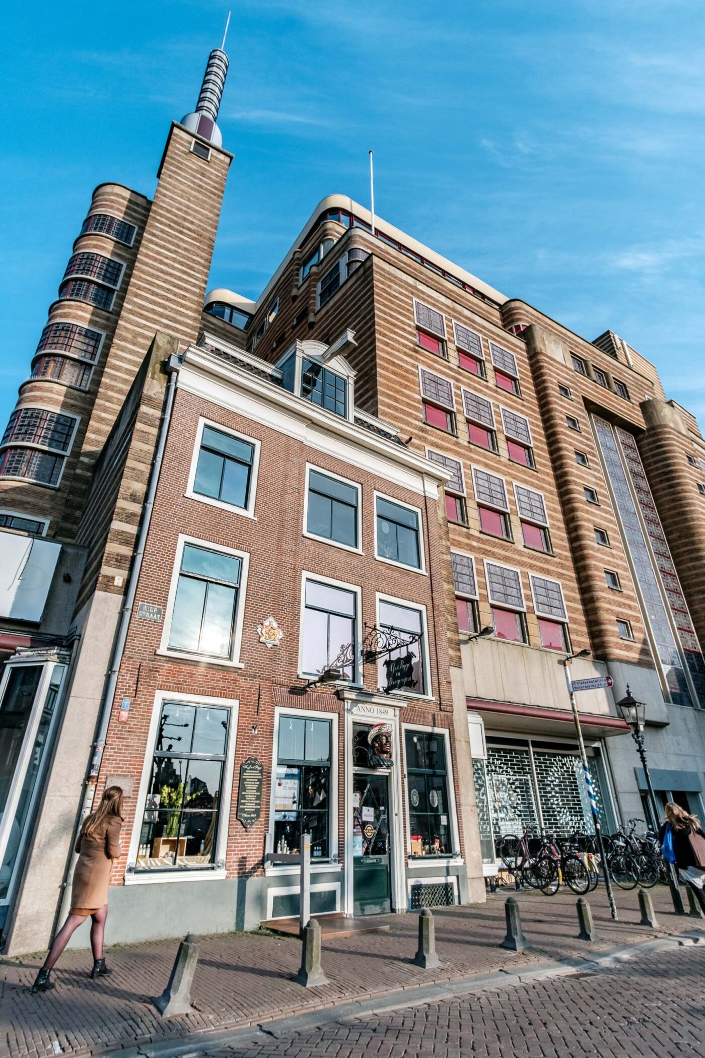 vooraazicht pand met oude v en d gebouw pigge winkel straatzicht