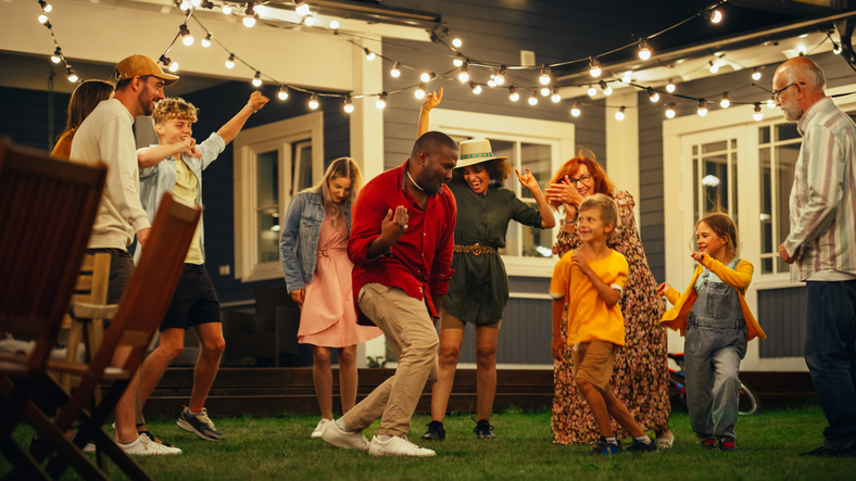 groep met allerlei verschillende mensen jong en oud en gekleurd en blank dansen met elkaar en hebben plezier