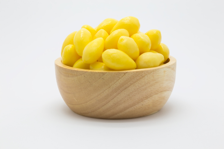 ginkgo biloba nootjes in een schaaltje witte achtergrond