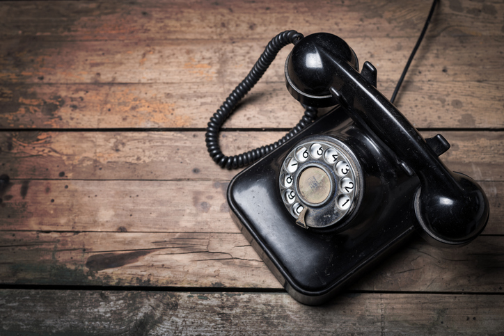 ouderwetse zwarte telefoon op houten achtergrond