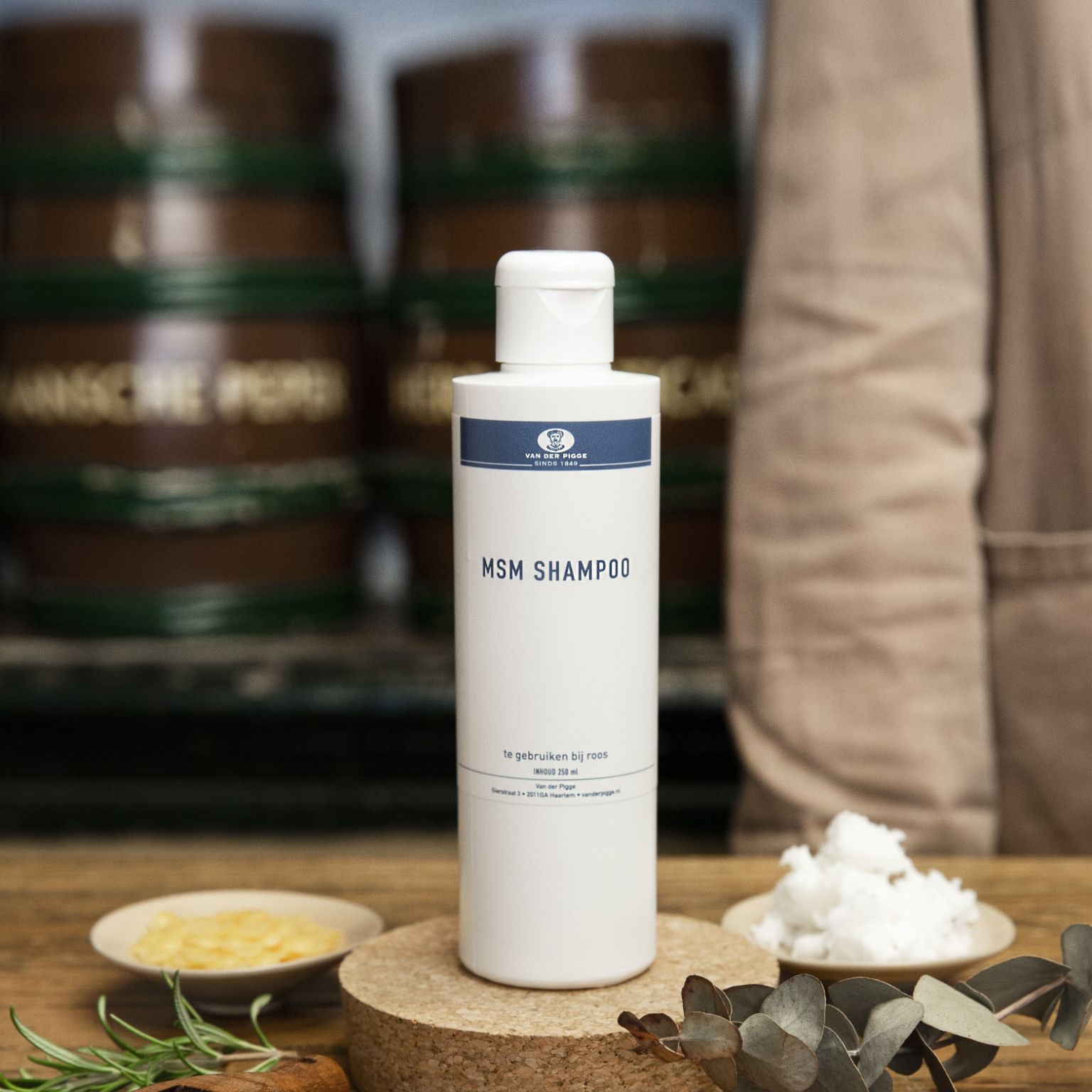 transparante plastic fles MSM shampoo op houten ondergrond met decoratiekruiden