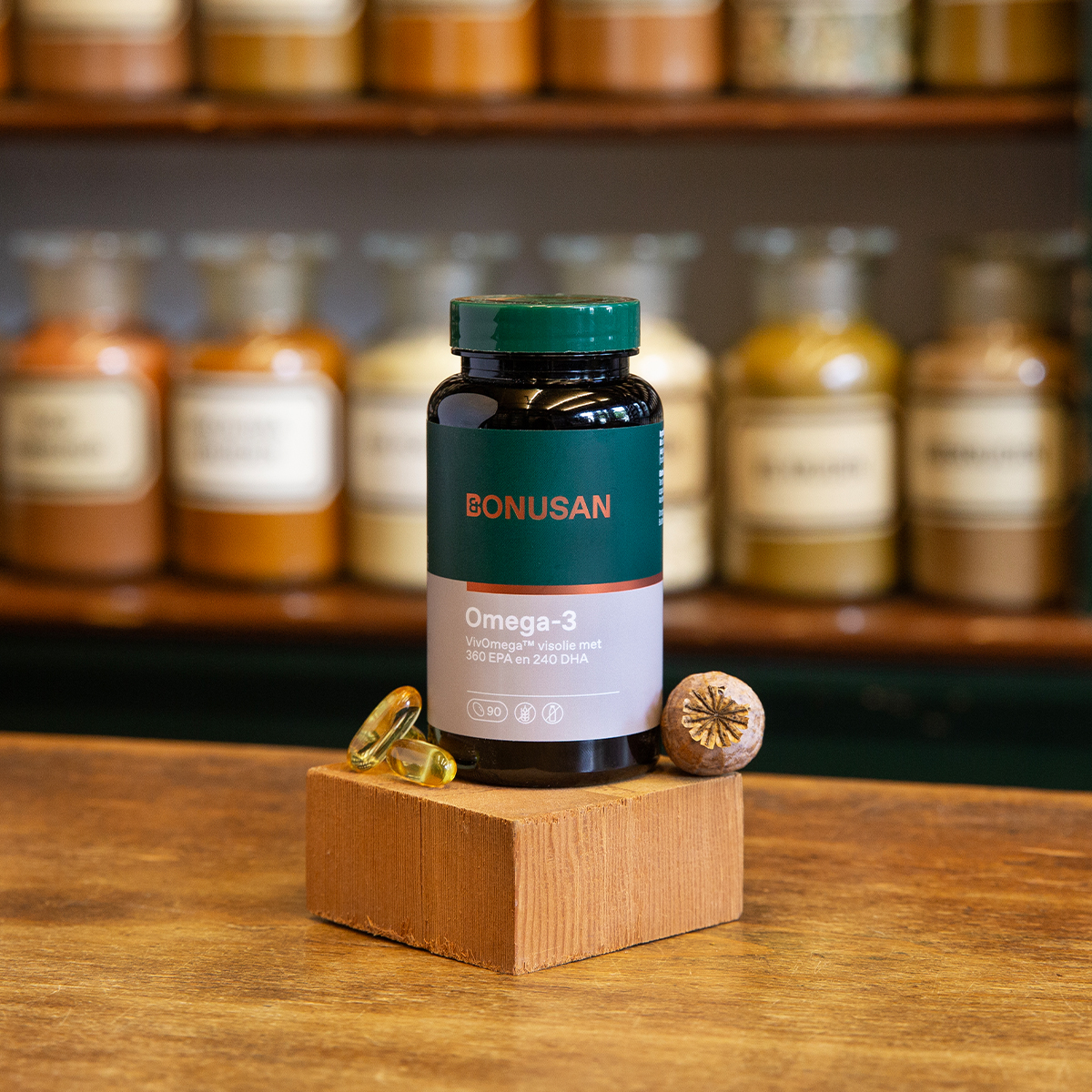 Omega 3 bonusan groene plastic pot op houten ondergrond