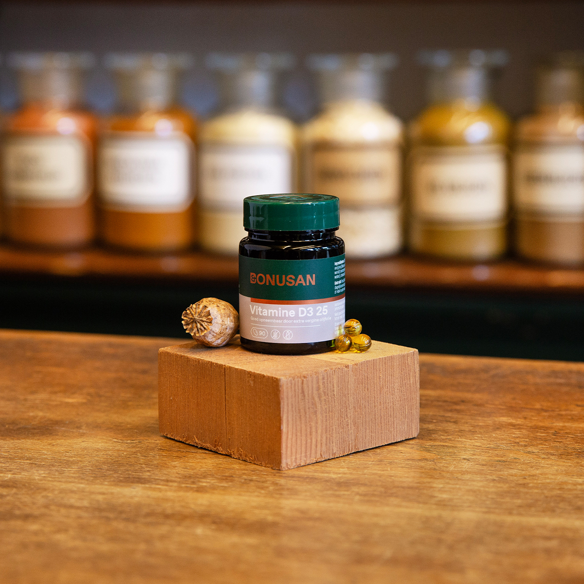 vitamine D3 bonusan groene plastic pot houten ondergrond