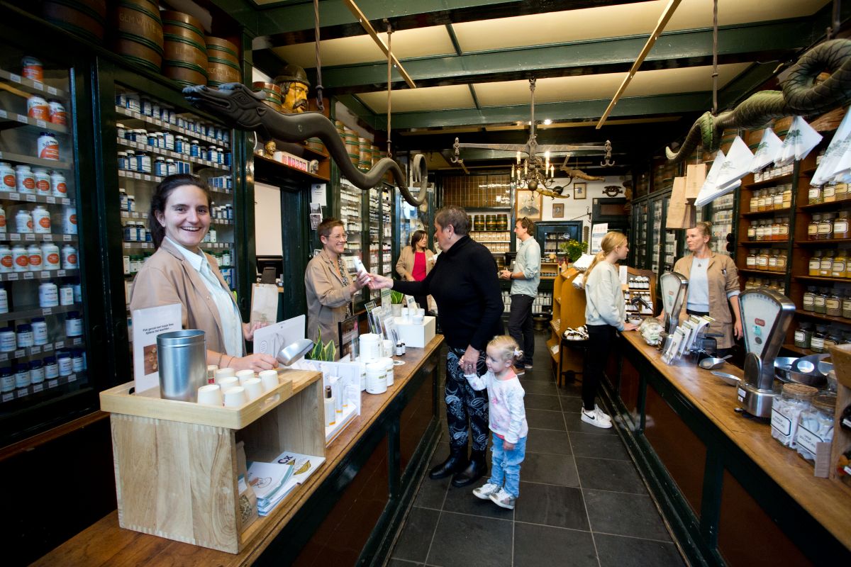 ingang van der pigge sophie lachend in de winkel met klanten