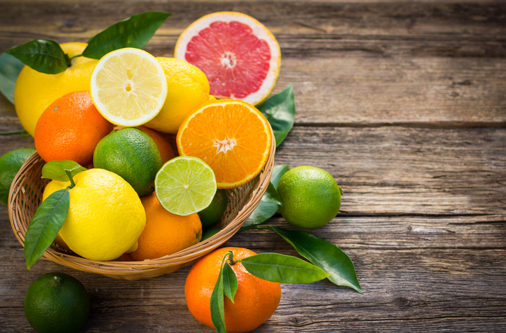 citrusvruchten in een rieten mandje