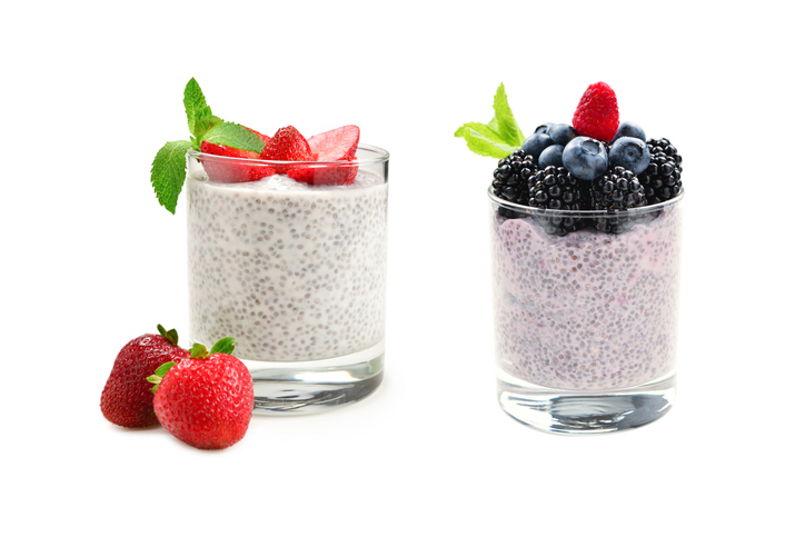 chia pudding met rood fruit in een glas