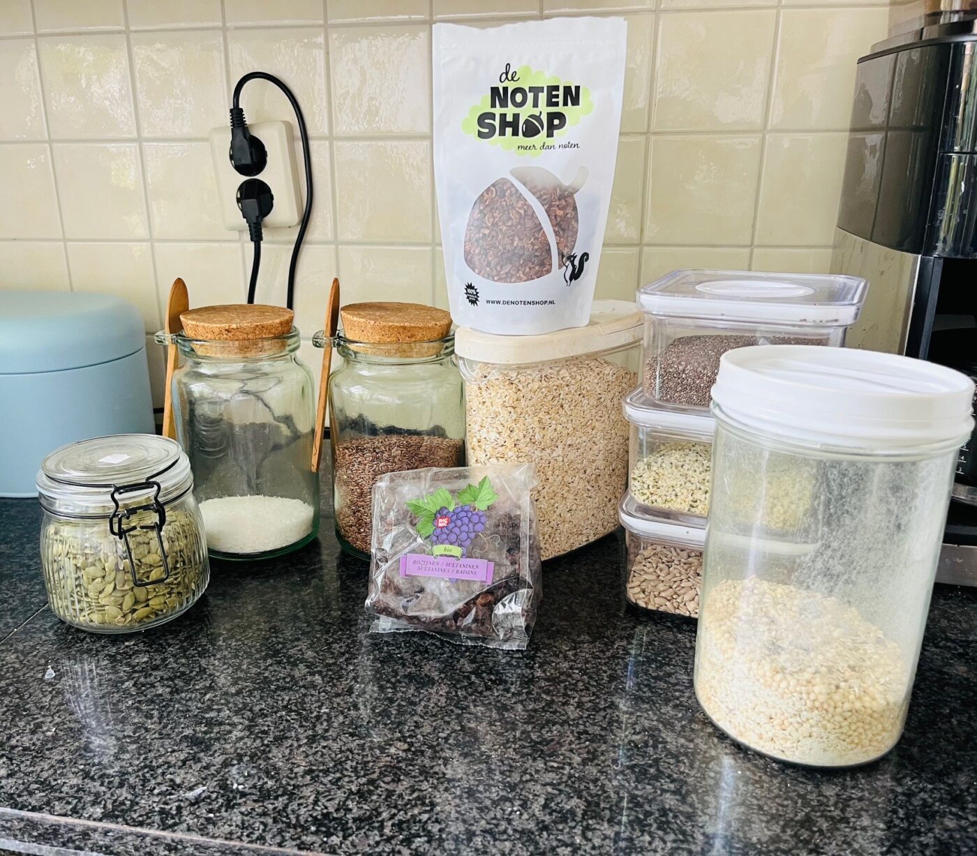 glutenvrije muesli ingredienten op aanrecht