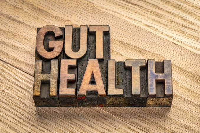 e-book darmgezondheid: afbeelding gezond eten met veel groente en een bord