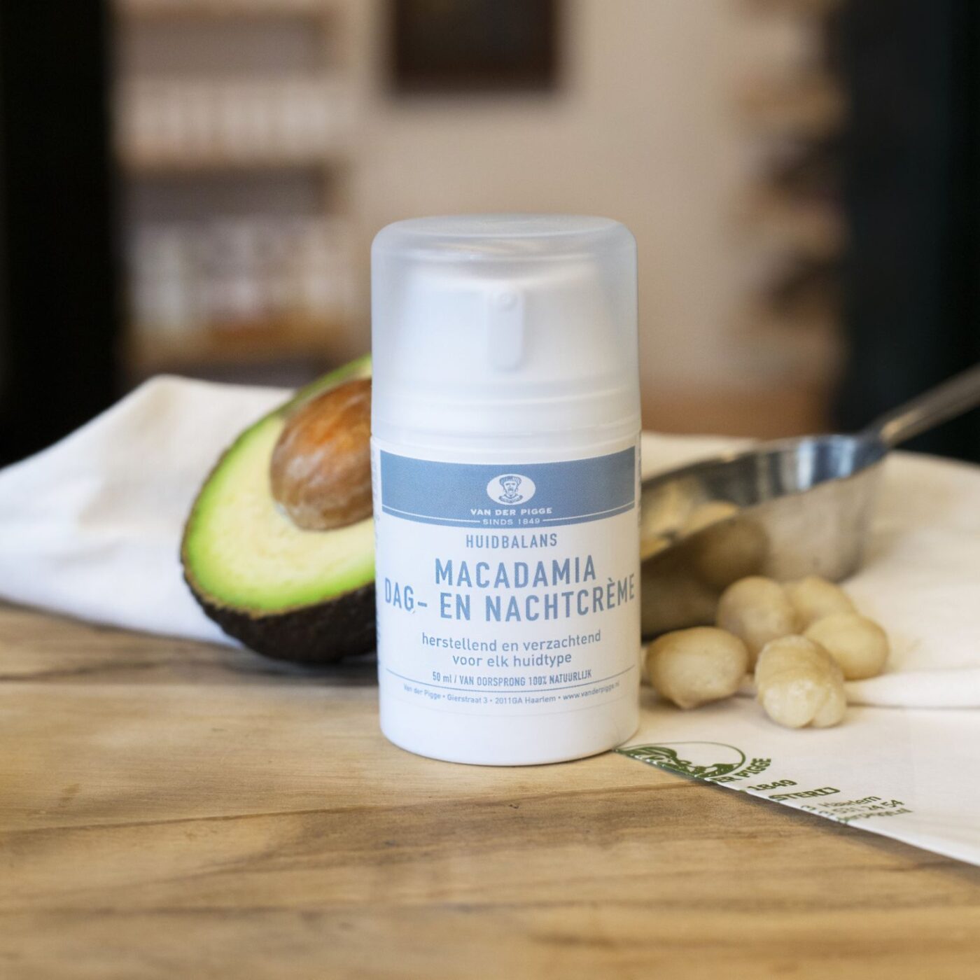 Macadamia dag en nachtcreme witte pompflacon sfeerbeeld vierkant