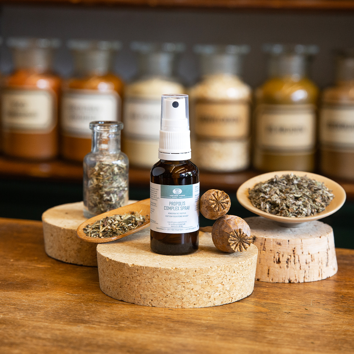 flesje propolis spray en een hoestende persoon