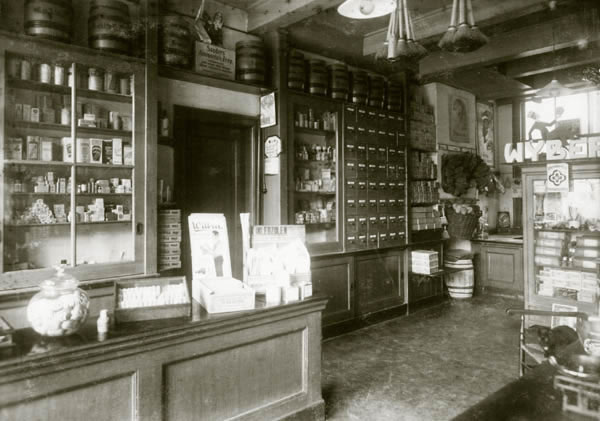 een oude zwart wit foto van het interieur van Van der Pigge